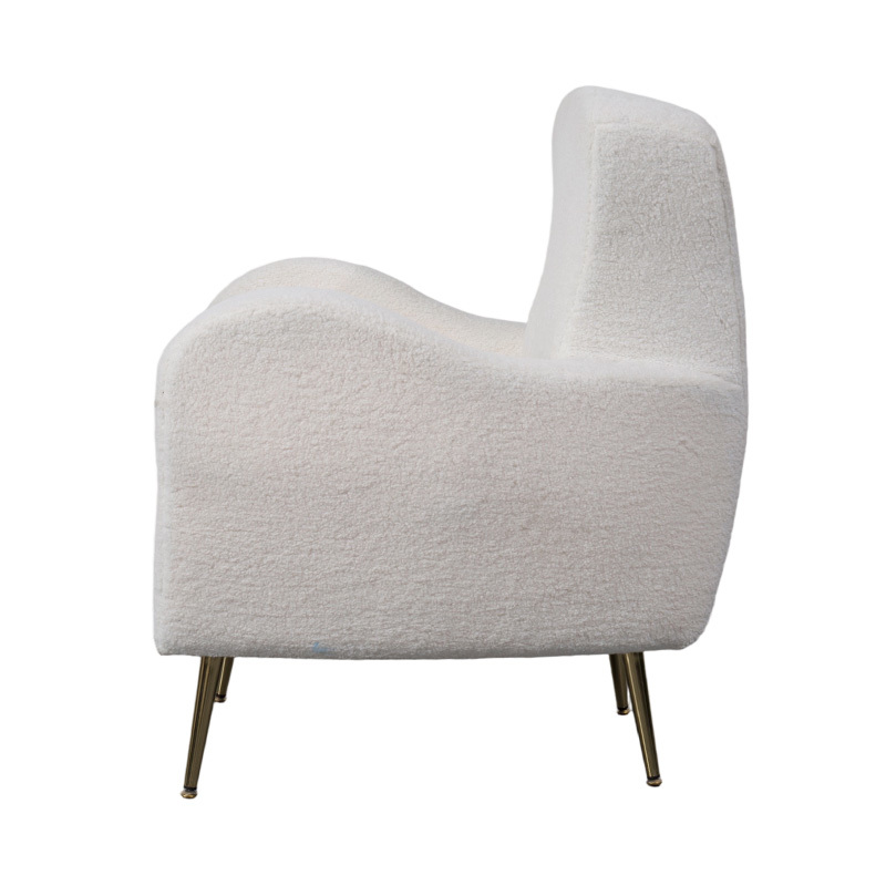 Espreguiçadeira individual em sherpa sintético creme com encosto curvo, pernas de metal dourado e apoios de braços Espreguiçadeira individual em sherpa sintético creme com encosto curvo, pernas de metal dourado e apoios de braços