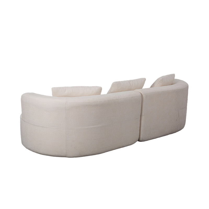 Sofá duplo modular em veludo creme com almofadas combinando e encosto curvo