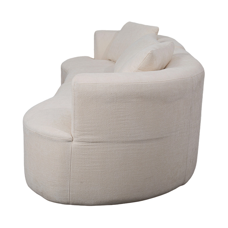 Sofá duplo modular em veludo creme com almofadas combinando e encosto curvo