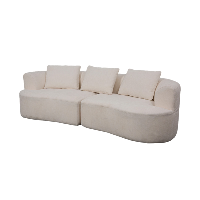 Sofá duplo modular em veludo creme com almofadas combinando e encosto curvo