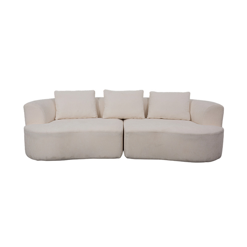 Sofá duplo modular em veludo creme com almofadas combinando e encosto curvo Sofá duplo modular em veludo creme com almofadas combinando e encosto curvo