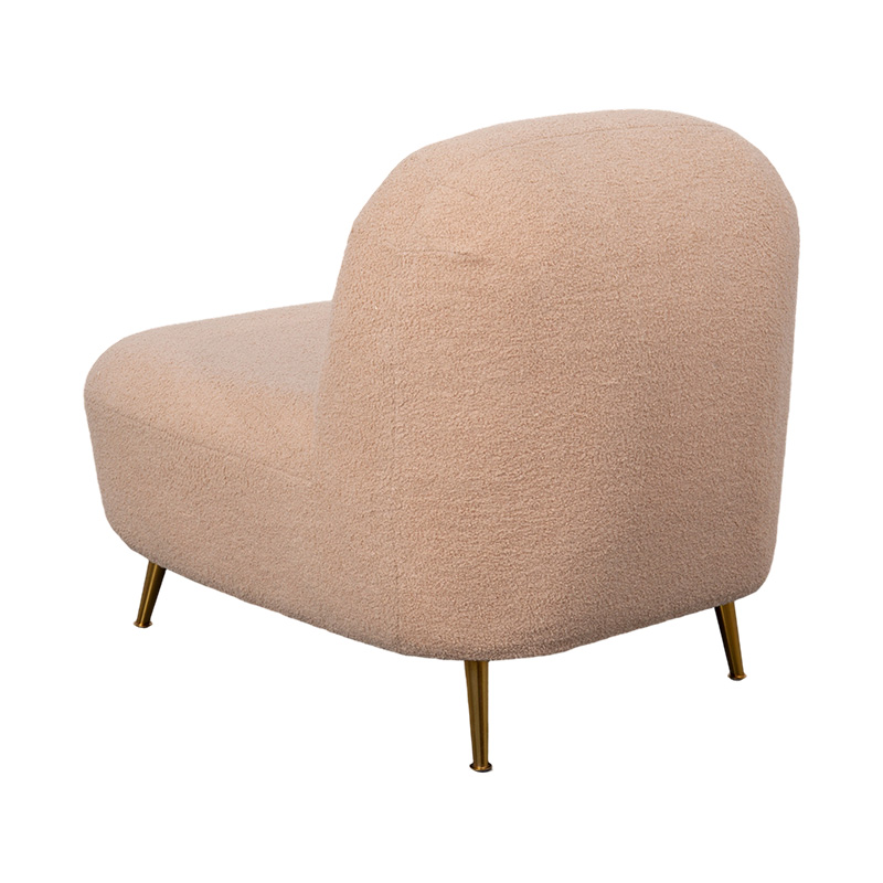 Espreguiçadeira individual de espuma completa com encosto curvo em pelúcia laranja suave, combinada com pernas de metal dourado
