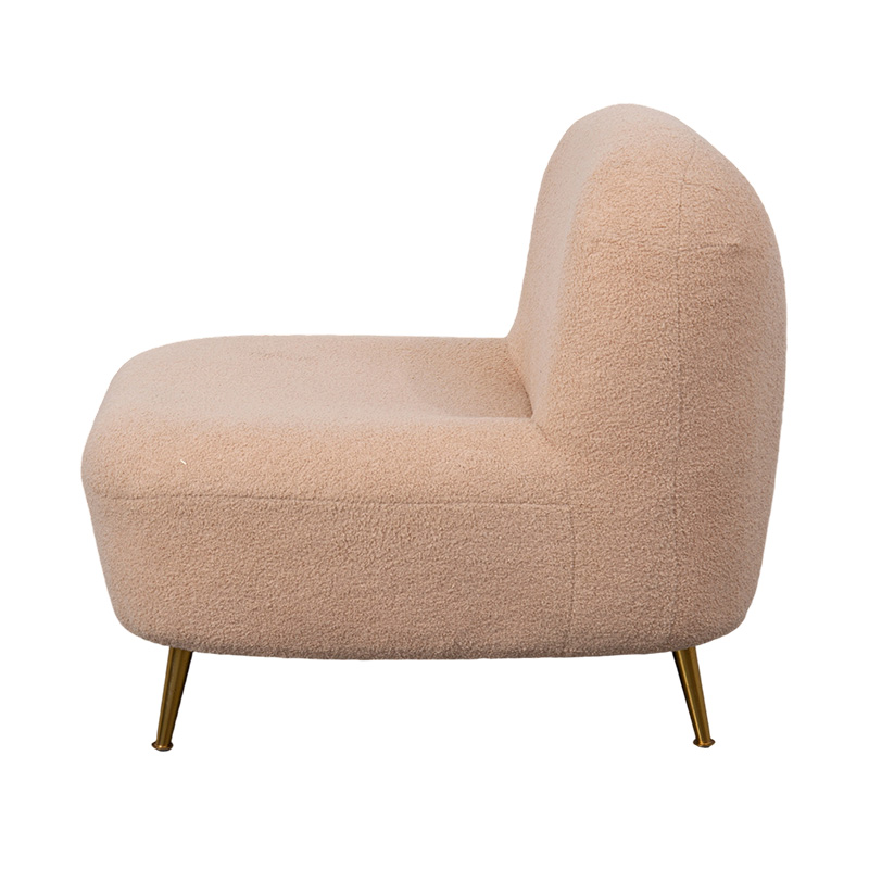 Espreguiçadeira individual de espuma completa com encosto curvo em pelúcia laranja suave, combinada com pernas de metal dourado